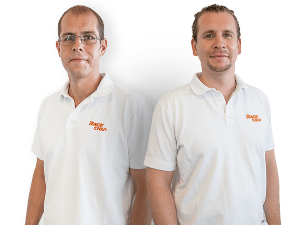 Two members of the RaceChip support team stand side by side and look friendly into the camera.